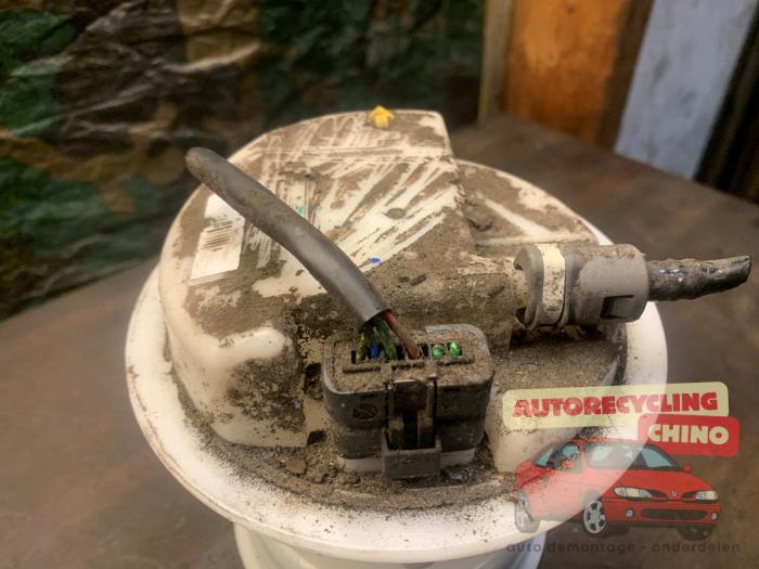 Benzinepomp van een Peugeot 206+ (2L/M) 1.4 XS 2012