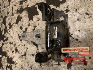 Gebruikte Versnellingsbak Steun Ford B-Max (JK8) 1.0 EcoBoost 12V 100 Prijs € 25,00 Margeregeling aangeboden door Autorecycling Chino B.V.