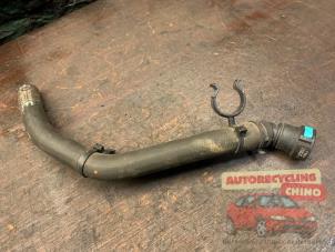 Gebruikte Radiateurslang Ford B-Max (JK8) 1.0 EcoBoost 12V 100 Prijs € 25,00 Margeregeling aangeboden door Autorecycling Chino B.V.