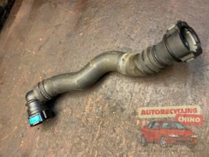 Gebruikte Radiateurslang Ford B-Max (JK8) 1.0 EcoBoost 12V 100 Prijs € 25,00 Margeregeling aangeboden door Autorecycling Chino B.V.