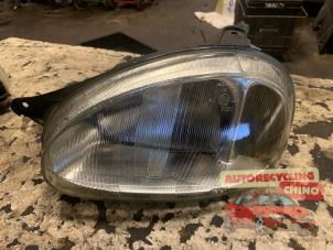 Gebruikte Linker Koplamp Opel Corsa B (73/78/79) 1.2i 16V Prijs € 25,00 Margeregeling aangeboden door Autorecycling Chino B.V.