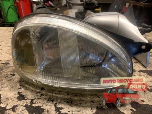 Gebruikte Rechter Koplamp Opel Corsa B (73/78/79) 1.2i 16V Prijs € 25,00 Margeregeling aangeboden door Autorecycling Chino B.V.