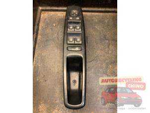 Gebruikte Ruit schakelaar elektrisch Renault Grand Scénic III (JZ) 1.4 16V TCe 130 Prijs € 45,00 Margeregeling aangeboden door Autorecycling Chino B.V.