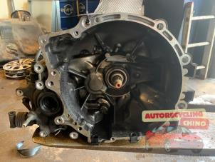 Gebruikte Versnellingsbak Mazda 626 (GF12) 1.8i 16V Prijs € 150,00 Margeregeling aangeboden door Autorecycling Chino B.V.