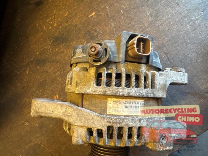 Dynamo van een Toyota Auris (E15) 1.6 Dual VVT-i 16V 2011