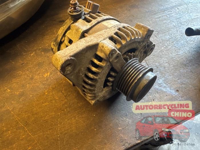 Dynamo van een Toyota Auris (E15) 1.6 Dual VVT-i 16V 2011