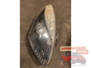 Gebruikte Rechter Koplamp Renault Grand Scénic III (JZ) 1.4 16V TCe 130 Prijs € 100,00 Margeregeling aangeboden door Autorecycling Chino B.V.