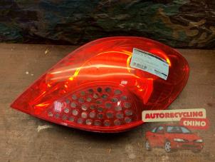Gebruikte Achterlicht rechts Peugeot 207 CC (WB) 1.6 16V Prijs € 35,00 Margeregeling aangeboden door Autorecycling Chino B.V.
