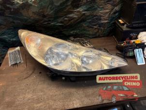 Gebruikte Koplamp rechts Peugeot 207/207+ (WA/WC/WM) 1.6 HDi 16V Prijs € 40,00 Margeregeling aangeboden door Autorecycling Chino B.V.