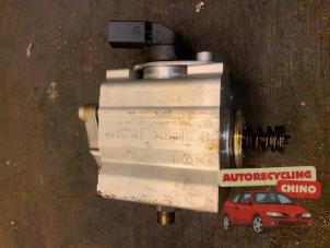 Gebruikte Hogedrukpomp Volkswagen Golf V (1K1) 1.6 FSI 16V Prijs € 250,00 Margeregeling aangeboden door Autorecycling Chino B.V.