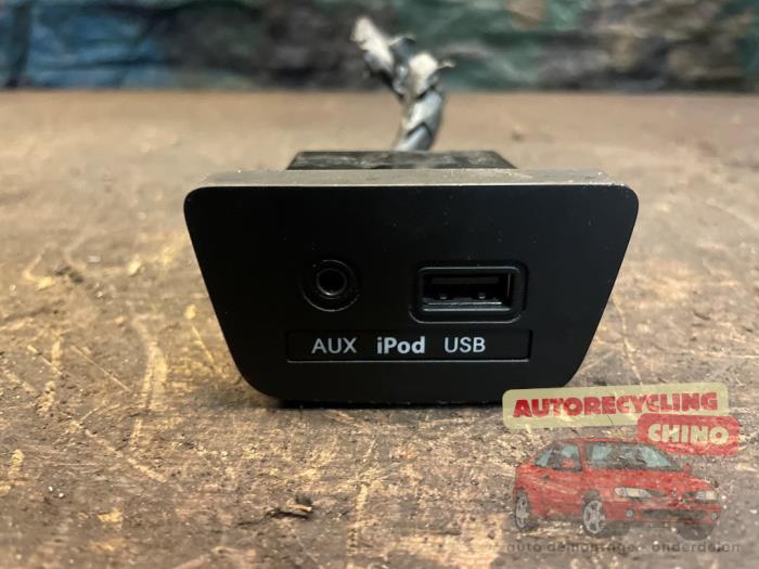 Gebruikte AUX/USB aansluiting Hyundai i30 (GDHB5) 1.6 GDI Blue 16V Prijs € 30,00 Margeregeling aangeboden door Autorecycling Chino B.V.