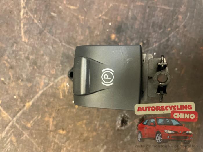 Gebruikte Schakelaar handrem Renault Scénic III (JZ) 1.2 16V TCe 115 Energy Prijs € 25,00 Margeregeling aangeboden door Autorecycling Chino B.V.