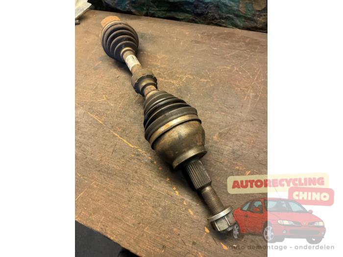 Gebruikte Aandrijfas links-voor Ford Focus 3 Wagon 2.0 TDCi 16V 140 Prijs € 125,00 Margeregeling aangeboden door Autorecycling Chino B.V.