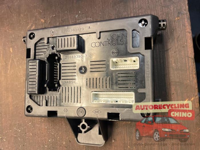 Gebruikte Computer Body Control Renault Clio III (BR/CR) 1.2 16V 75 Prijs € 75,00 Margeregeling aangeboden door Autorecycling Chino B.V.