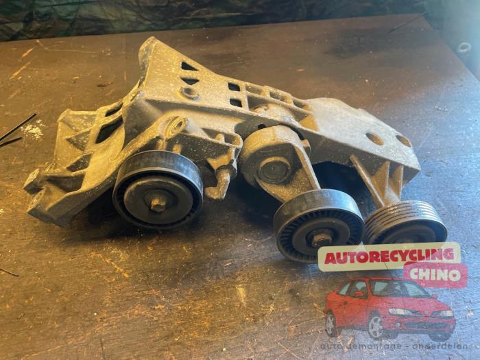 Gebruikte Dynamosteun boven Mercedes B (W245) 2.0 B-180 NGT 16V Prijs € 45,00 Margeregeling aangeboden door Autorecycling Chino B.V.
