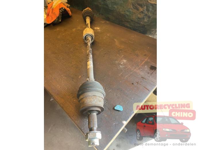 Gebruikte Aandrijfas rechts-voor Opel Corsa D 1.2 16V Prijs € 35,00 Margeregeling aangeboden door Autorecycling Chino B.V.