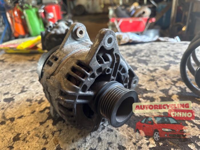 Gebruikte Alternator Renault Clio III (BR/CR) 1.6 16V Prijs € 40,00 Margeregeling aangeboden door Autorecycling Chino B.V.
