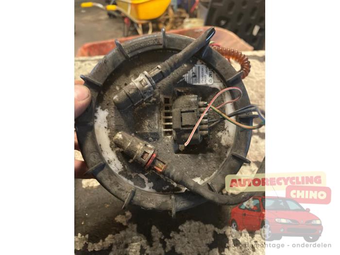 Benzinepomp van een Ford Mondeo III 1.8 16V 2005