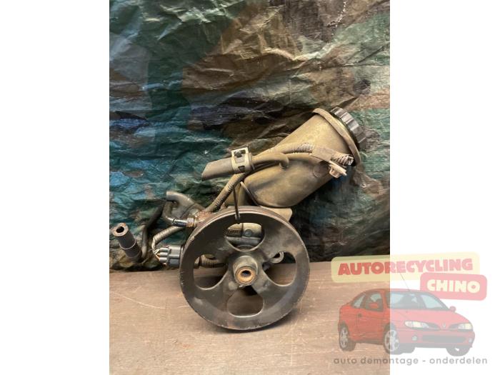 Gebruikte Servopomp Toyota Yaris (P1) 1.5 T Sport 16V VVT-i Prijs € 45,00 Margeregeling aangeboden door Autorecycling Chino B.V.