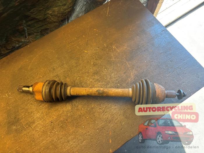 Gebruikte Aandrijfas links-voor Ford Focus 2 Wagon 1.6 Ti-VCT 16V Prijs € 35,00 Margeregeling aangeboden door Autorecycling Chino B.V.