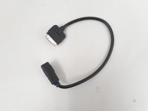 Gebruikte Multimedia aansluiting Volkswagen Golf VII (AUA) 1.6 TDI 16V Prijs € 9,00 Margeregeling aangeboden door GEJO Revisie & Onderdelen BV