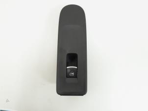 Gebruikte Ruit schakelaar elektrisch Volkswagen Golf VI (5K1) 1.4 TSI 122 16V Prijs € 3,00 Margeregeling aangeboden door GEJO Revisie & Onderdelen BV