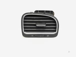 Gebruikte Luchtrooster Dashboard Volkswagen Golf VI (5K1) 1.4 TSI 122 16V Prijs € 9,99 Margeregeling aangeboden door GEJO Revisie & Onderdelen BV