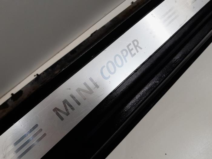 Zijskirt links van een MINI Mini (R56) 1.6 16V Cooper 2010