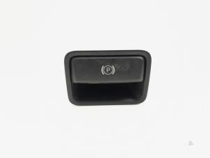 Gebruikte Schakelaar handrem Mercedes A (W176) 2.0 A-250 Turbo 16V Prijs € 2,25 Margeregeling aangeboden door GEJO Revisie & Onderdelen BV