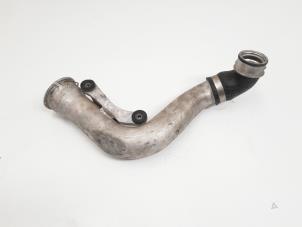 Gebruikte Intercooler Buis Volkswagen Transporter T5 2.5 TDi Prijs € 19,00 Margeregeling aangeboden door GEJO Revisie & Onderdelen BV