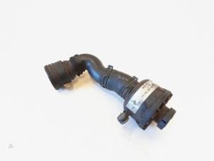 Gebruikte Intercooler Buis Volkswagen Golf V (1K1) 2.0 GTI 16V Prijs € 9,00 Margeregeling aangeboden door GEJO Revisie & Onderdelen BV