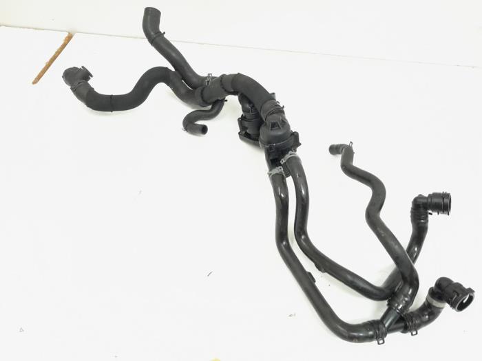 Gebruikte Thermostaathuis Volkswagen Scirocco (137/13AD) 1.4 TSI 122 16V Prijs € 14,00 Margeregeling aangeboden door GEJO Revisie & Onderdelen BV