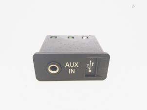 Gebruikte AUX/USB aansluiting BMW X5 (E70) 30d xDrive 3.0 24V Prijs € 35,00 Margeregeling aangeboden door GEJO Revisie & Onderdelen BV
