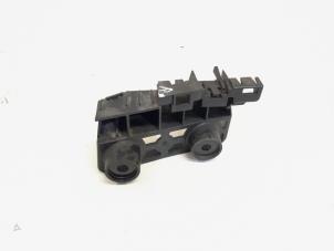 Gebruikte Bumpersteun rechts-achter Volkswagen Golf VI (5K1) 1.4 TSI 122 16V Prijs € 7,00 Margeregeling aangeboden door GEJO Revisie & Onderdelen BV