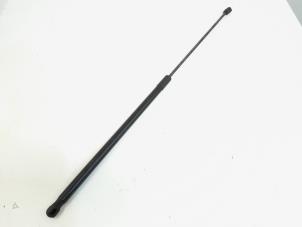 Gebruikte Gasdemper Motorkap rechts Volkswagen Golf VII (AUA) 2.0 GTI 16V Performance Package Prijs € 4,95 Margeregeling aangeboden door GEJO Revisie & Onderdelen BV