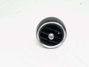 Gebruikte Luchtrooster Dashboard Mercedes C Estate (S205) C-180 BlueTEC, C-180 d 1.6 16V Prijs € 17,99 Margeregeling aangeboden door GEJO Revisie & Onderdelen BV