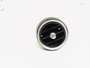 Gebruikte Luchtrooster Dashboard Mercedes C Estate (S205) C-180 BlueTEC, C-180 d 1.6 16V Prijs € 17,99 Margeregeling aangeboden door GEJO Revisie & Onderdelen BV