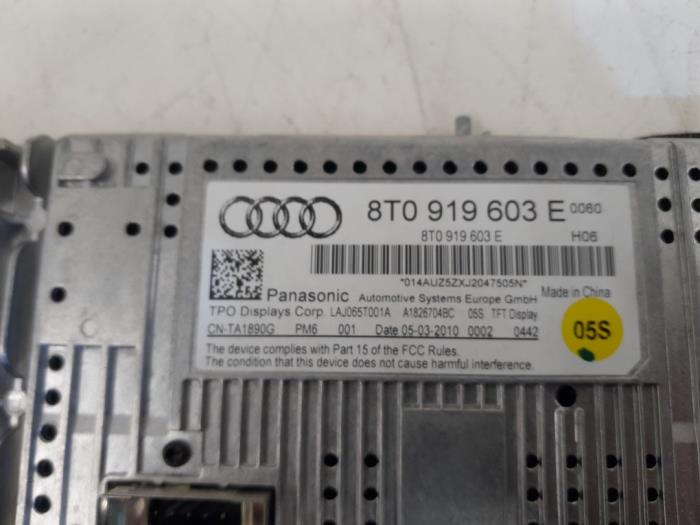 Display Multi Media regelunit van een Audi A4 (B8) 2.0 TDI 16V 2012