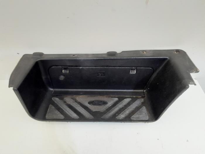 Gebruikte Treeplank rechts Ford Transit 2.2 TDCi 16V Prijs € 35,00 Margeregeling aangeboden door GEJO Revisie & Onderdelen BV
