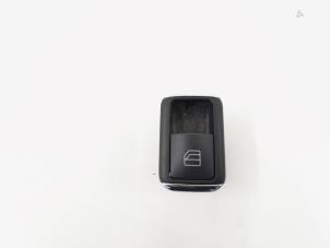 Gebruikte Elektrisch Raam Schakelaar Mercedes C Estate (S204) 2.2 C-200 CDI 16V . Prijs € 5,00 Margeregeling aangeboden door GEJO Revisie & Onderdelen BV
