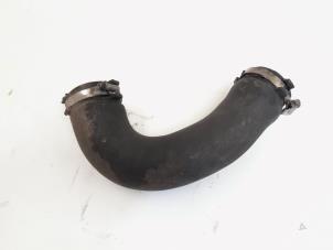 Gebruikte Intercooler Buis Audi A4 (B8) 2.0 TDI 16V Prijs € 9,00 Margeregeling aangeboden door GEJO Revisie & Onderdelen BV