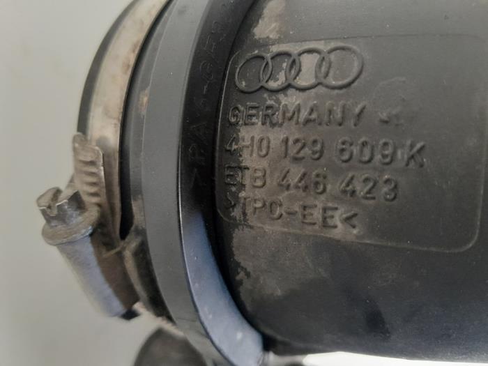 Luchtinlaat slang van een Audi A8 (D4) 4.2 TDI V8 32V Quattro 2011