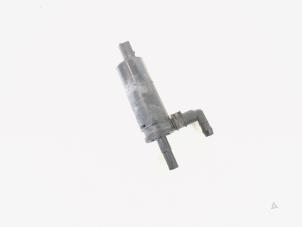 Gebruikte Pomp koplampsproeier Mercedes C (C204) 1.8 C-250 CGI 16V BlueEfficiency Prijs € 9,95 Margeregeling aangeboden door GEJO Revisie & Onderdelen BV
