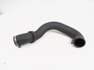 Gebruikte Intercooler Slang Volkswagen Transporter T5 2.0 TDI DRF Prijs € 20,00 Margeregeling aangeboden door GEJO Revisie & Onderdelen BV