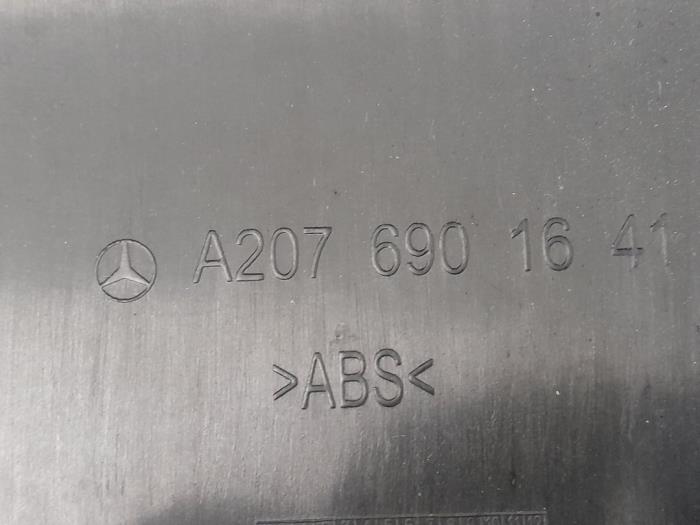 Bekleding bagageruimte van een Mercedes-Benz E (C207) E-350 CDI V6 24V 2010