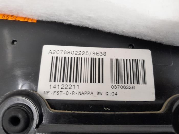 Zijpaneel Bekleding rechts-achter van een Mercedes-Benz E (C207) E-350 CDI V6 24V 2010