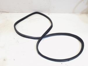 Gebruikte Deurrubber 4Deurs links-achter Mercedes ML II (164/4JG) 3.0 ML-280 CDI 4-Matic V6 24V Prijs € 30,00 Margeregeling aangeboden door GEJO Revisie & Onderdelen BV