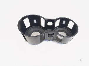 Gebruikte Bekerhouder Mercedes ML II (164/4JG) 3.0 ML-280 CDI 4-Matic V6 24V Prijs € 5,00 Margeregeling aangeboden door GEJO Revisie & Onderdelen BV