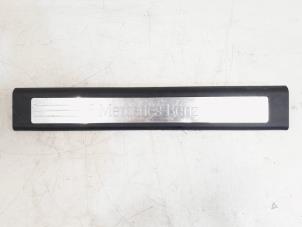 Gebruikte Voorinstap rechts Mercedes ML II (164/4JG) 3.0 ML-280 CDI 4-Matic V6 24V Prijs € 25,00 Margeregeling aangeboden door GEJO Revisie & Onderdelen BV