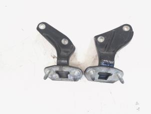 Gebruikte Scharnier Achterklep Mercedes ML II (164/4JG) 3.0 ML-280 CDI 4-Matic V6 24V Prijs € 80,00 Margeregeling aangeboden door GEJO Revisie & Onderdelen BV